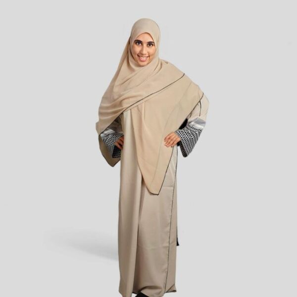 ⁦حجاب لبنى للقصص باللونين الأسود والباج⁩ - الصورة ⁦3⁩