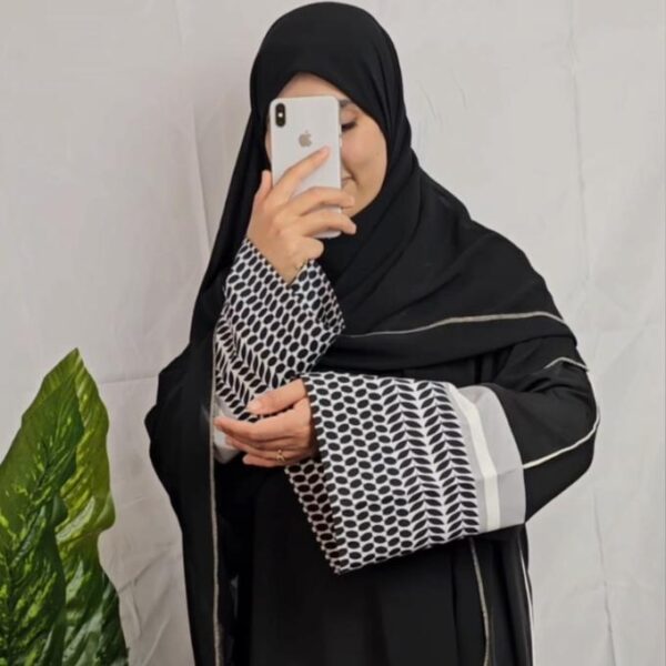 ⁦حجاب لبنى للقصص باللونين الأسود والباج⁩ - الصورة ⁦5⁩